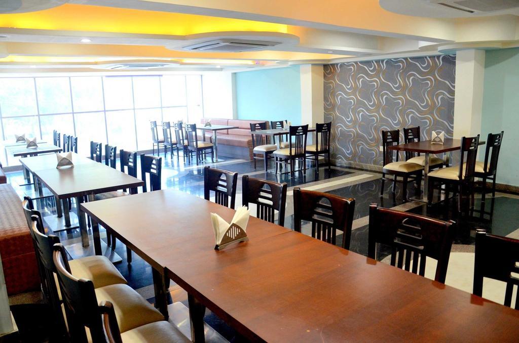 Geetika Galaxy Hotel กานปูร์ ภายนอก รูปภาพ