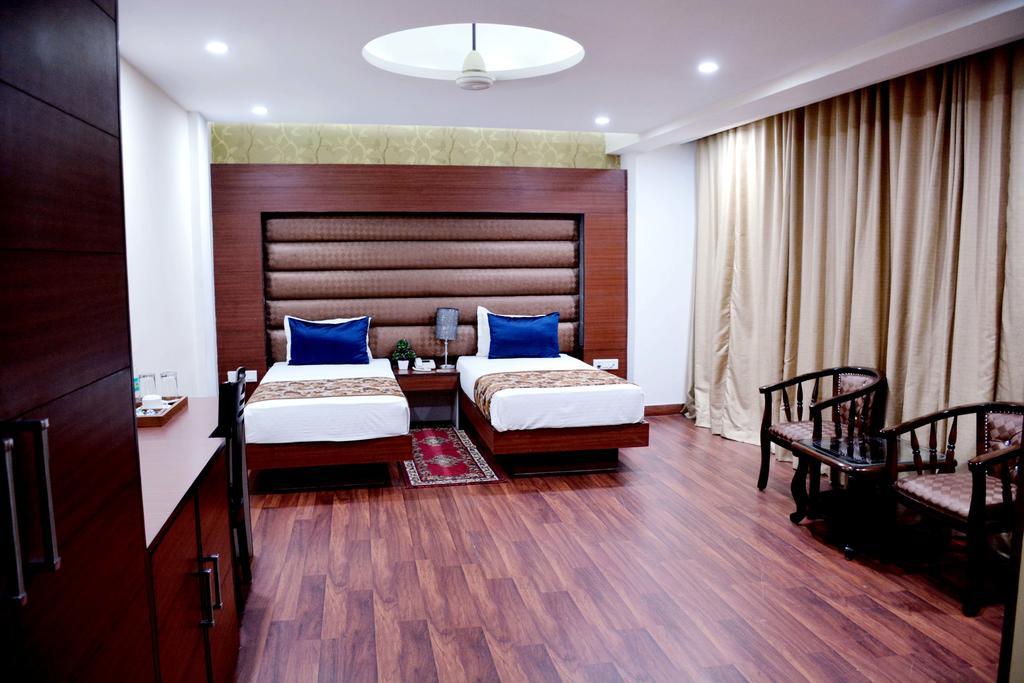 Geetika Galaxy Hotel กานปูร์ ภายนอก รูปภาพ