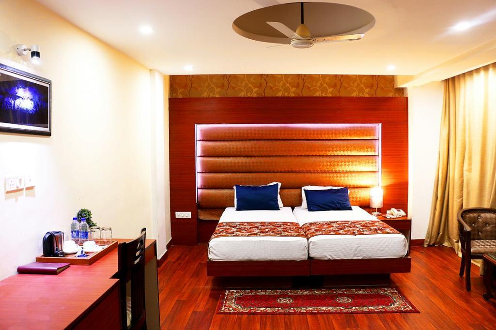 Geetika Galaxy Hotel กานปูร์ ภายนอก รูปภาพ