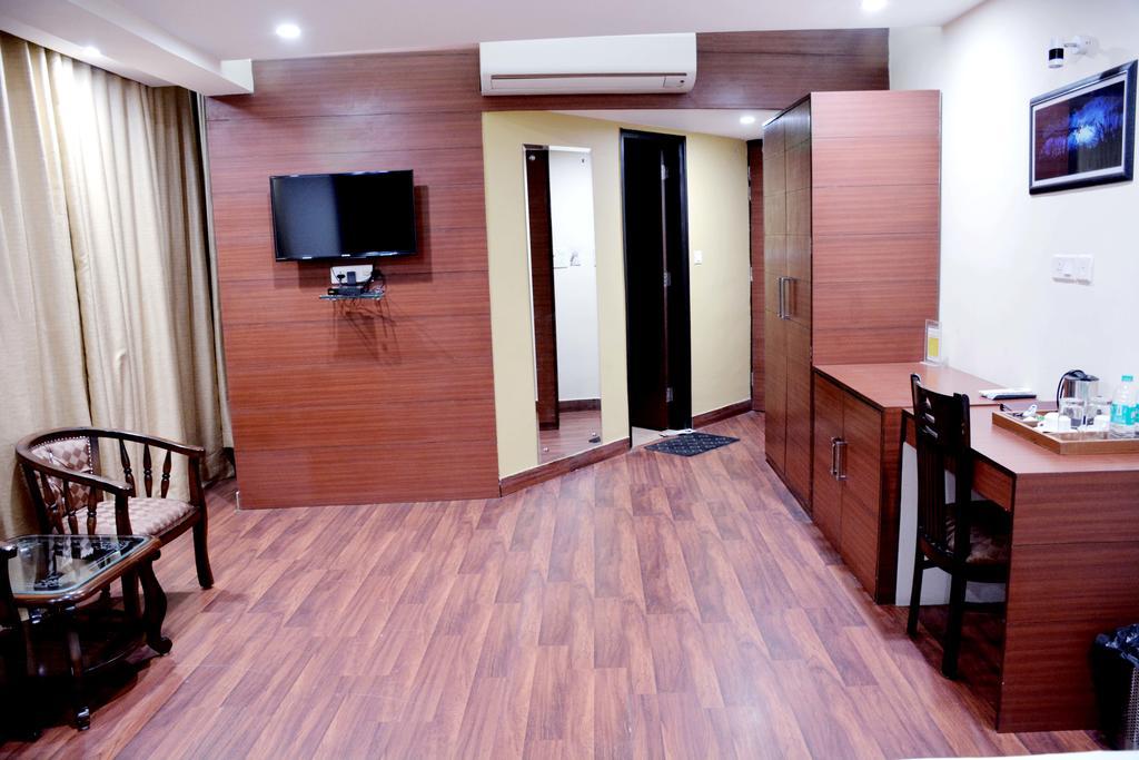 Geetika Galaxy Hotel กานปูร์ ภายนอก รูปภาพ